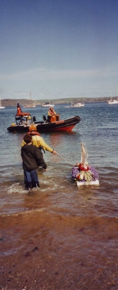 File:Flowerboat3.JPG